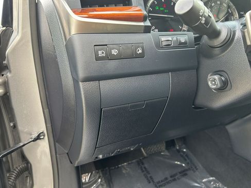 Used 2021 Lexus LX 570 4WD w/ Luxury Package image 19