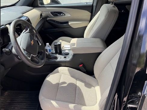 Used 2023 Chevrolet Traverse LS image 3