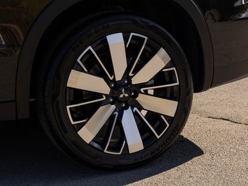 Used 2025 Mitsubishi Outlander SE image 9