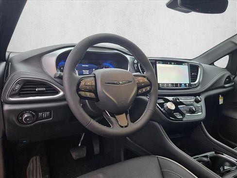 New 2026 Chrysler Pacifica Limited image 3