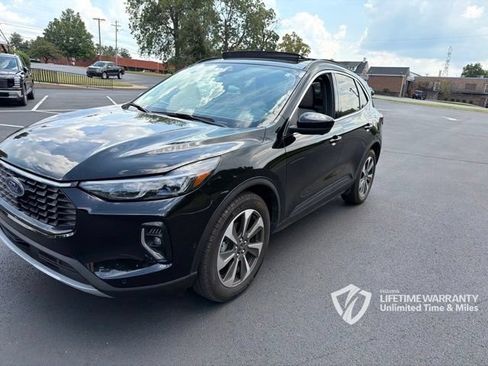 Used 2023 Ford Escape Platinum w/ Premium Technology Package AWD/4WD image 3
