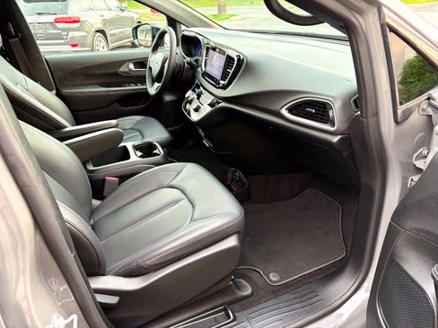 Used 2025 Chrysler Pacifica Select FWD image 8