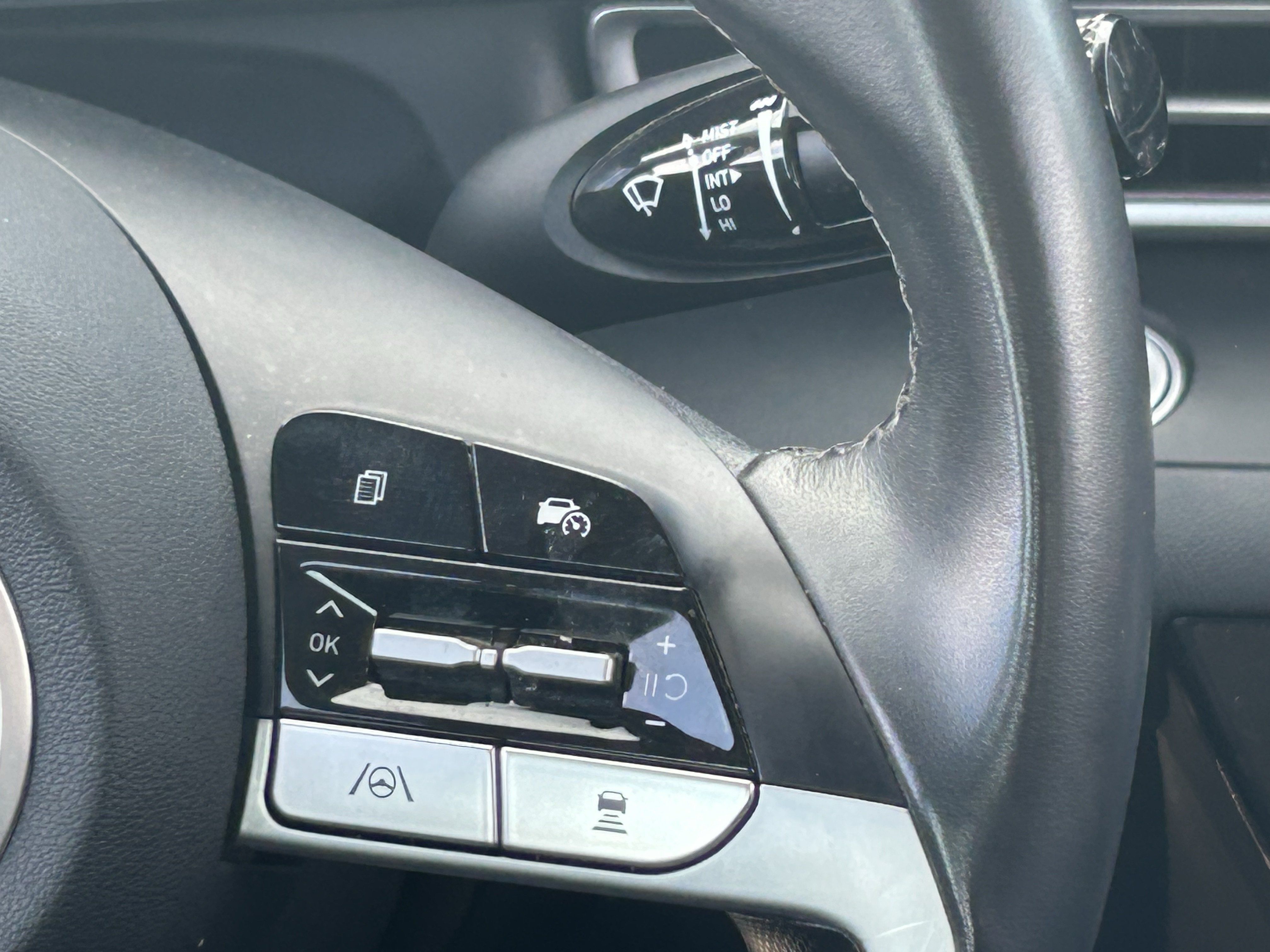 Used 2024 Hyundai Elantra Limited FWD image 25
