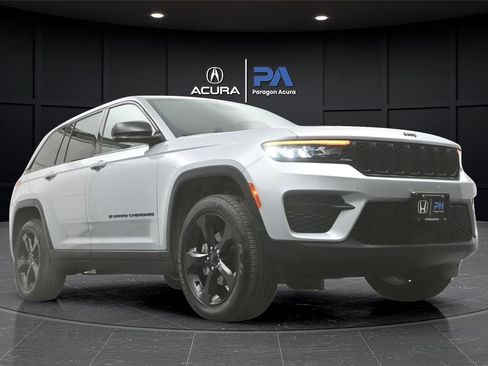 Used 2025 Jeep Grand Cherokee Altitude AWD/4WD image 31