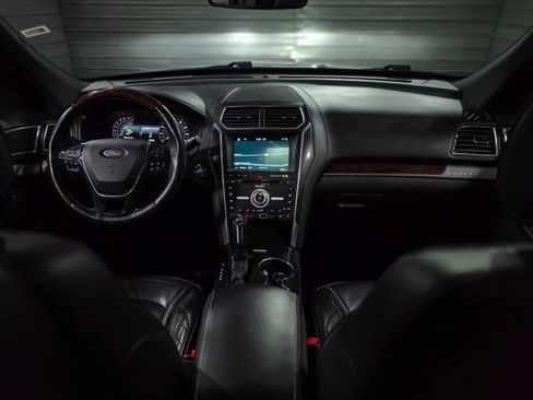 Used 2017 Ford Explorer Platinum image 11