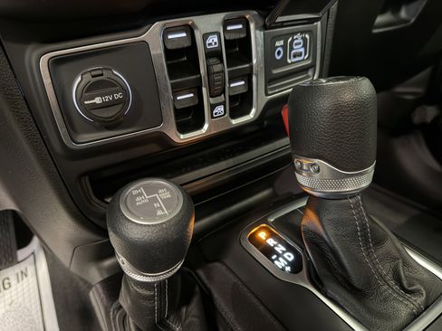 Used 2025 Jeep Wrangler Unlimited Sahara image 15