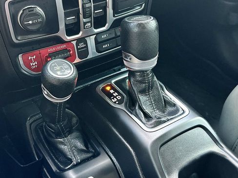 Used 2024 Jeep Gladiator Mojave AWD/4WD image 22