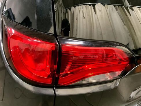 Used 2018 Chrysler Pacifica Touring-L image 28