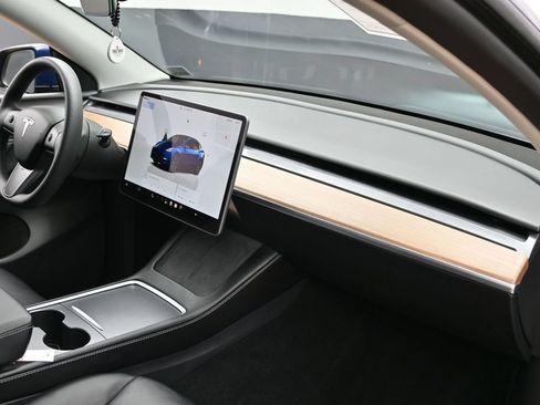 Used 2025 Tesla Model Y Long Range RWD image 36