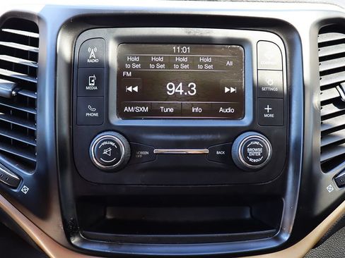 Used 2018 Jeep Cherokee Latitude FWD image 46