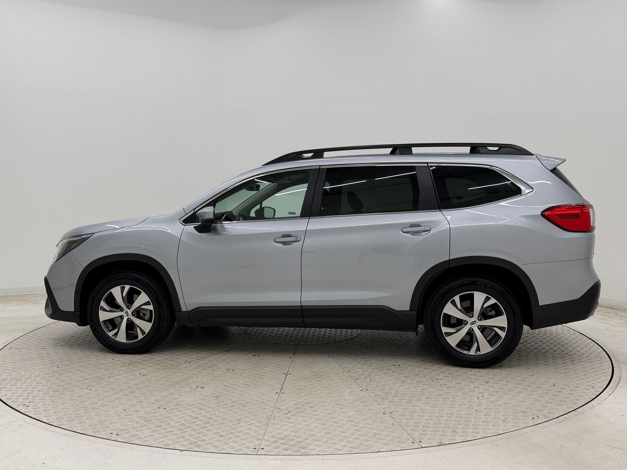 Used 2025 Subaru Ascent Premium AWD/4WD image 2