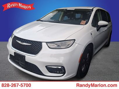 Used 2023 Chrysler Pacifica Touring-L