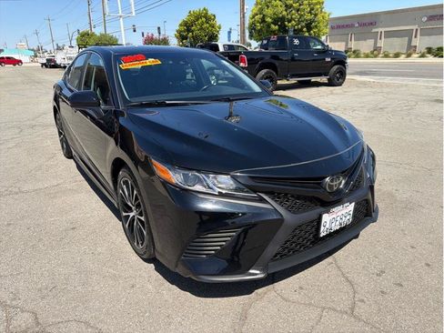 Used 2019 Toyota Camry SE w/ Carpet Mat Package FWD image 2