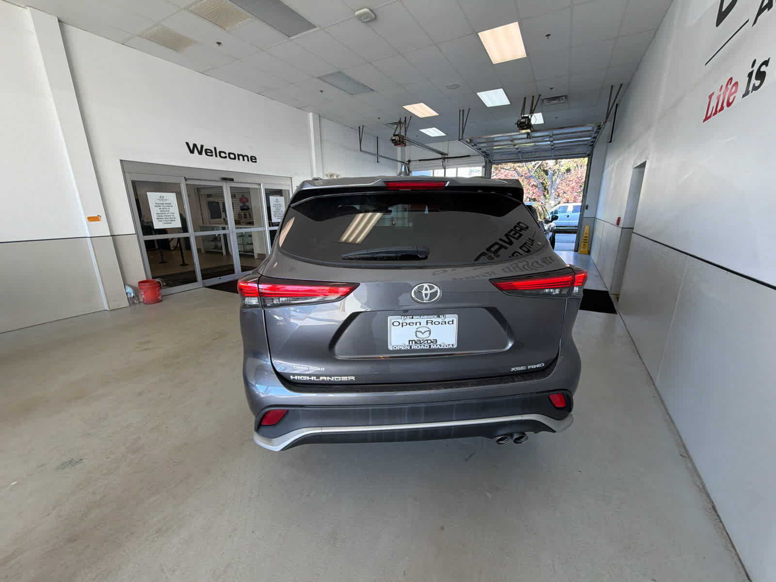 Used 2023 Toyota Highlander XSE AWD/4WD image 24