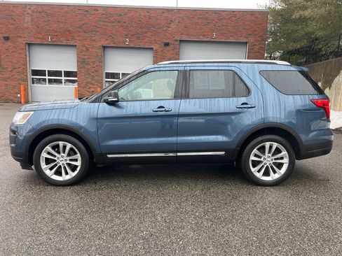 Used 2018 Ford Explorer XLT w/ Equipment Group 202A AWD/4WD image 2