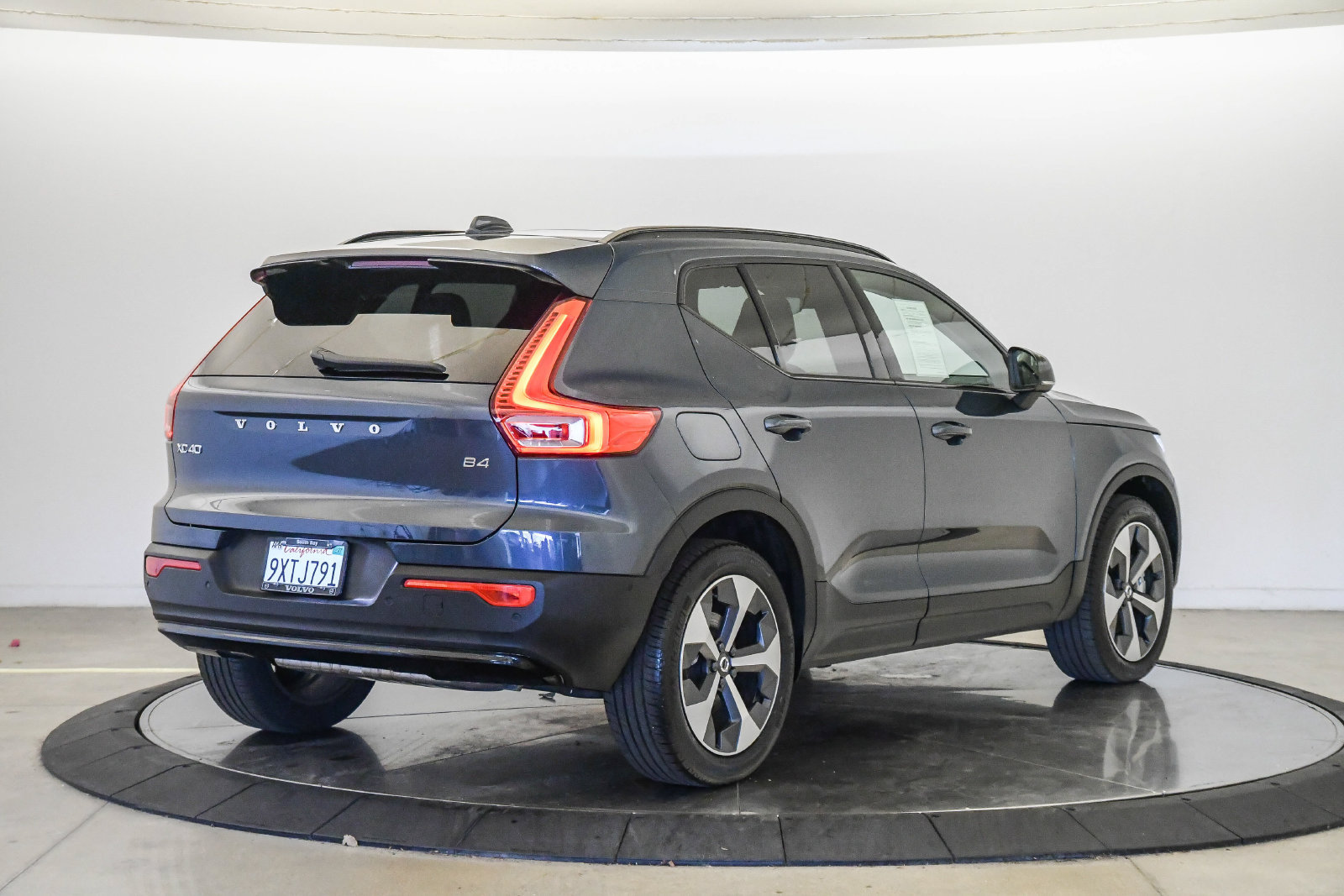 Used 2026 Volvo XC40 B4 Plus w/ Climate Package FWD image 5