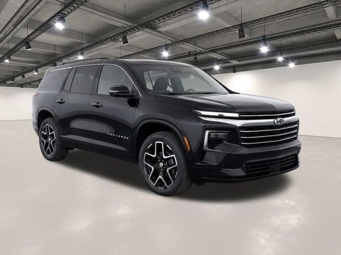Used 2025 Chevrolet Traverse High Country FWD image 2