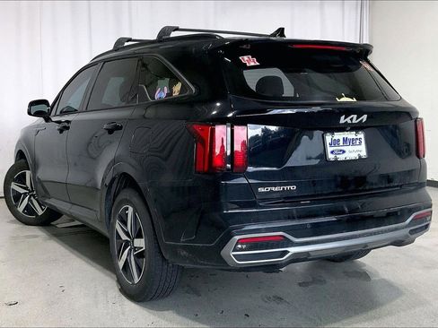 Used 2023 Kia Sorento S w/ Panoramic Sunroof Package FWD image 5