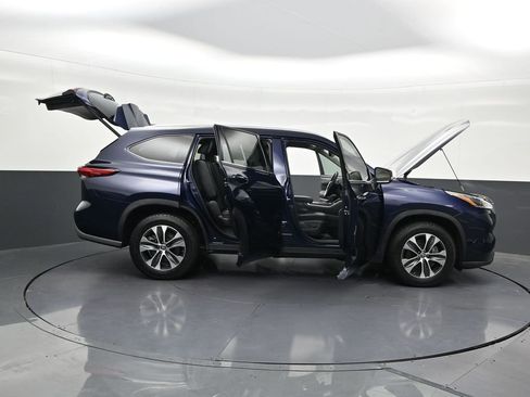 Used 2021 Toyota Highlander XLE FWD image 34