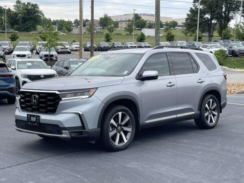Used 2025 Honda Pilot Touring image 3