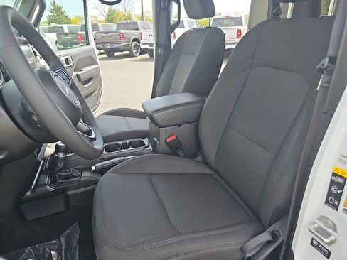 Used 2023 Jeep Gladiator Sport AWD/4WD image 14