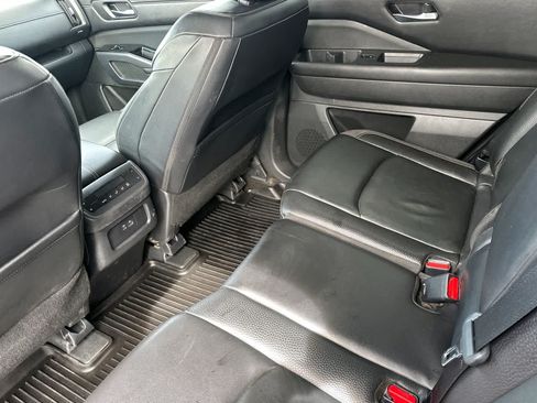 Used 2023 Nissan Pathfinder SL AWD/4WD image 4