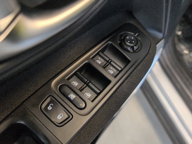 Used 2018 Jeep Renegade Latitude w/ Cold Weather Group AWD/4WD image 14
