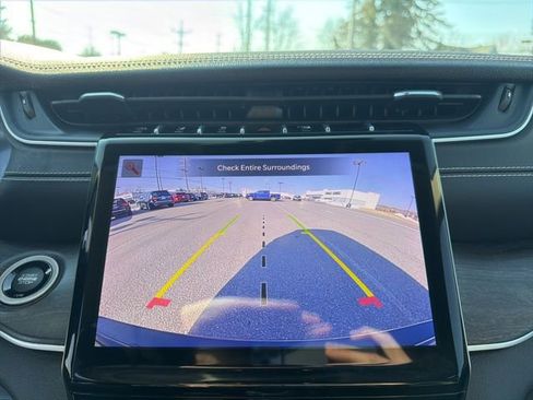 Used 2023 Jeep Grand Cherokee Limited image 19