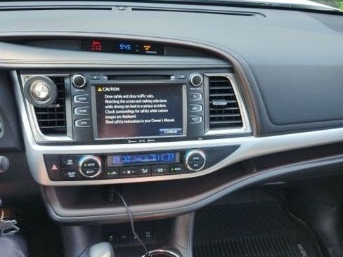 Used 2019 Toyota Highlander Plus AWD/4WD image 8