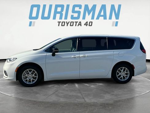 Used 2024 Chrysler Pacifica Touring-L FWD image 4