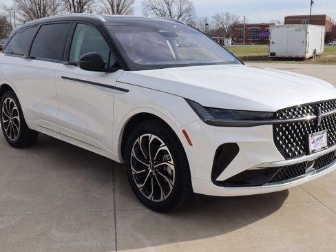 Used 2024 Lincoln Nautilus Reserve w/ Equipment Group 202A image 3