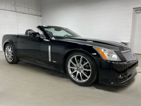 Used 2009 Cadillac XLR V RWD image 17