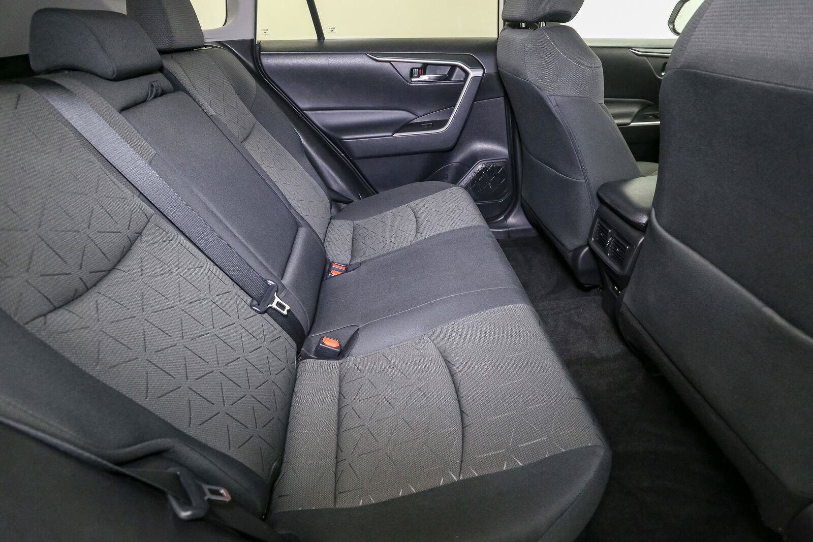 Used 2021 Toyota RAV4 XLE AWD/4WD image 21