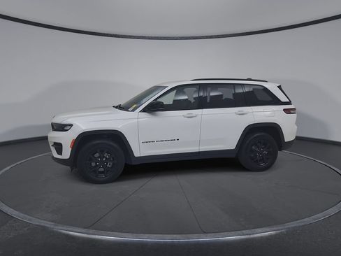 Used 2025 Jeep Grand Cherokee Altitude AWD/4WD image 8