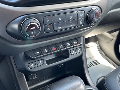 Used 2019 Chevrolet Colorado Z71 AWD/4WD image 30