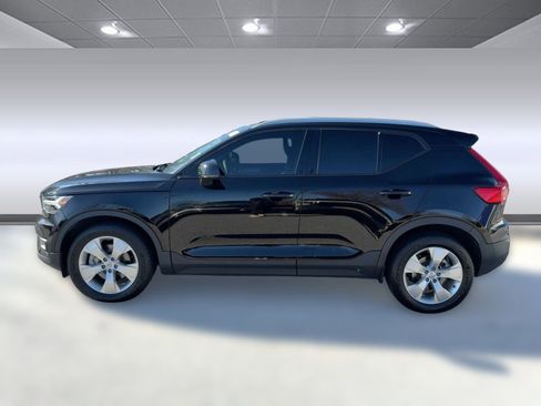 Certified 2022 Volvo XC40 T5 Momentum image 2