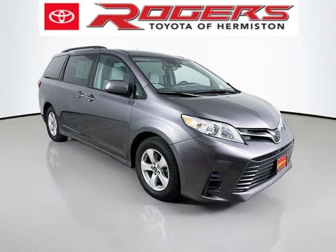 Used 2018 Toyota Sienna LE FWD image 1