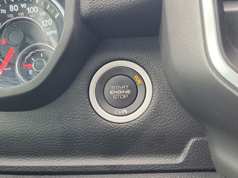 Used 2022 RAM 1500 Big Horn AWD/4WD image 32