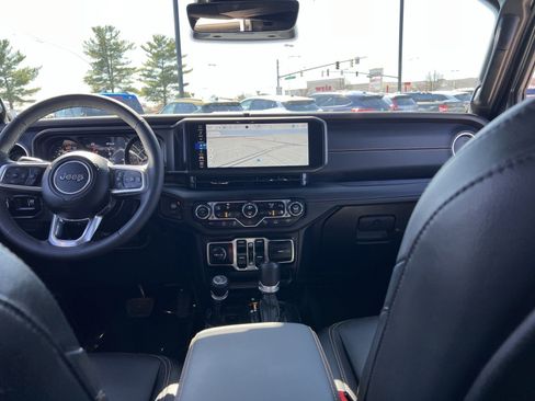 Used 2025 Jeep Wrangler Sahara image 23