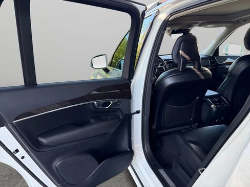 Used 2018 Volvo XC90 T6 Momentum w/ Momentum Plus Package AWD/4WD image 14