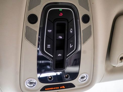 Used 2021 Bentley Bentayga image 43