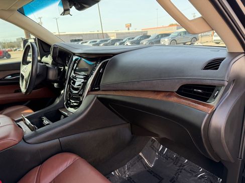 Used 2018 Cadillac Escalade Premium Luxury image 15