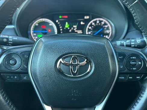 Certified 2022 Toyota Venza XLE image 24