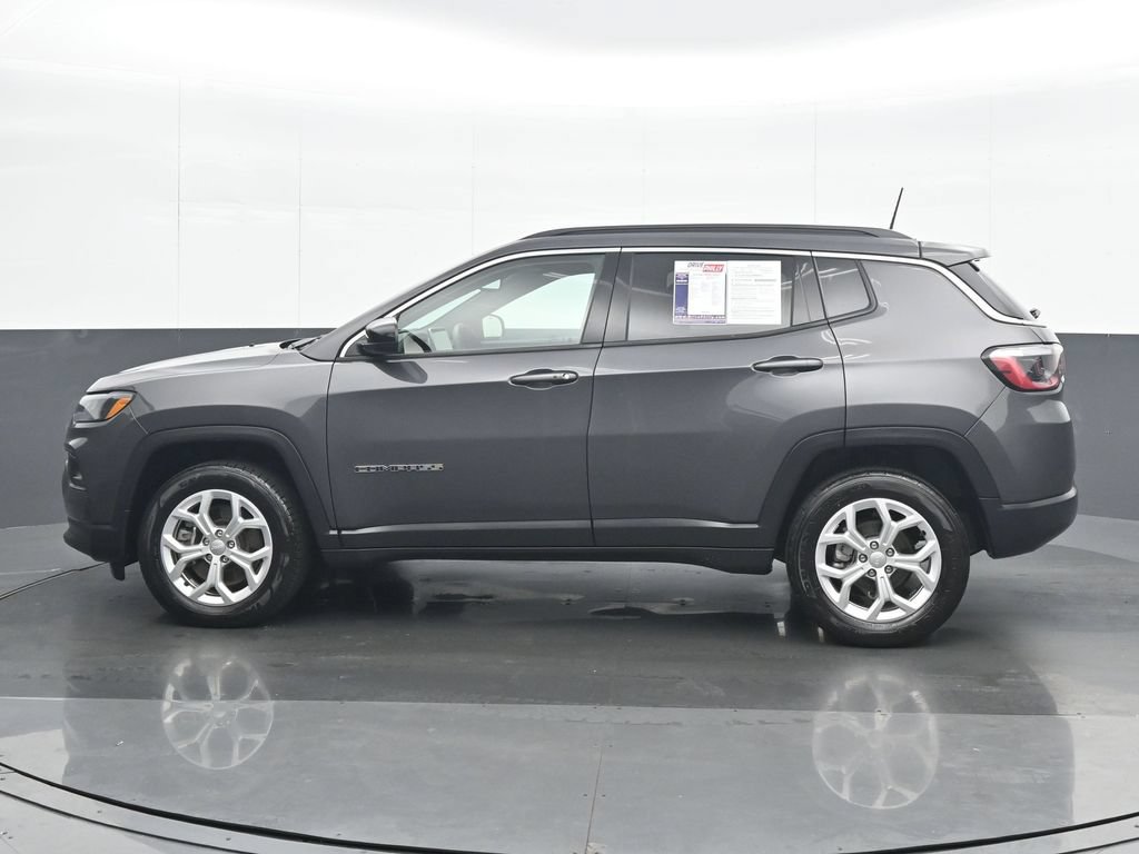 Used 2024 Jeep Compass Latitude AWD/4WD image 3