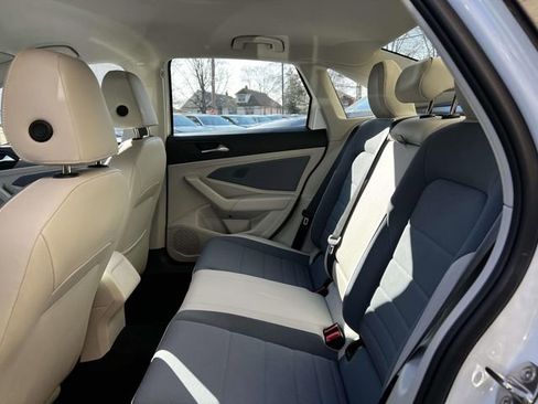 Used 2025 Volkswagen Jetta SE FWD image 13