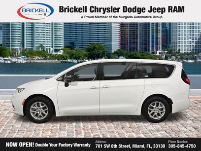 Used 2025 Chrysler Pacifica Select