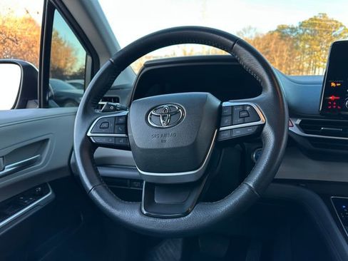Used 2023 Toyota Sienna XLE image 19