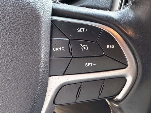Used 2019 Jeep Grand Cherokee Laredo AWD/4WD image 26