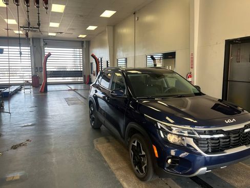 Used 2024 Kia Seltos EX AWD/4WD image 1