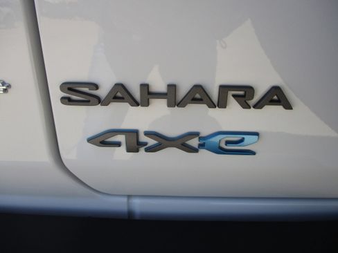 Used 2025 Jeep Wrangler Sahara image 6